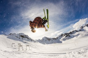 开云体育官网-马竞火力全开，巴斯托尼统治全场，一场战术压制背后的足球哲学