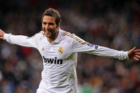 开云体育世界杯-东决关键战之夜，当欧文连续得分拉开差距，我们见证的是篮球最原始的神性